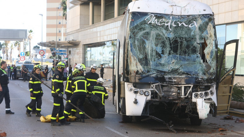 Photo of foto | Un autobuz scăpat de sub control a intrat în trecători, în Spania: Sunt victime